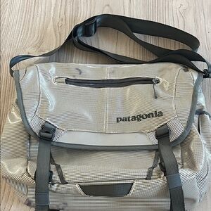 Patagonia vintage messenger bag gray/white medium size